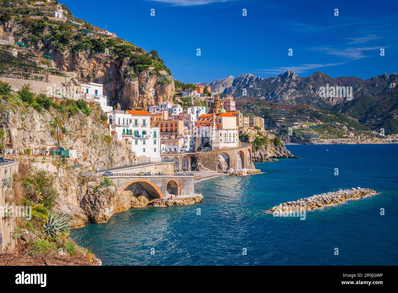 Atrani, Italie le long de la magnifique côte amalfitaine dans l'après-midi. Banque D'Images