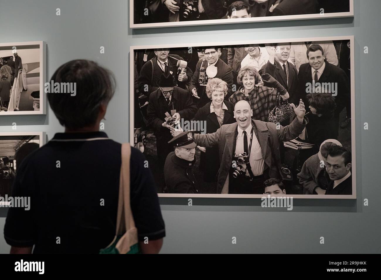 Une personne regardant une photo pendant la vue de presse de la nouvelle exposition Sir Paul McCartney 'photographies 1963-64: Eyes of the Storm', à la National Portrait Gallery de Londres, présentant plus de 200 photographies invisibles de ses archives personnelles, documentant l'année où les Beatles ont fait leur premier voyage pour conquérir l'Amérique. Date de la photo: Mardi 27 juin 2023. Banque D'Images