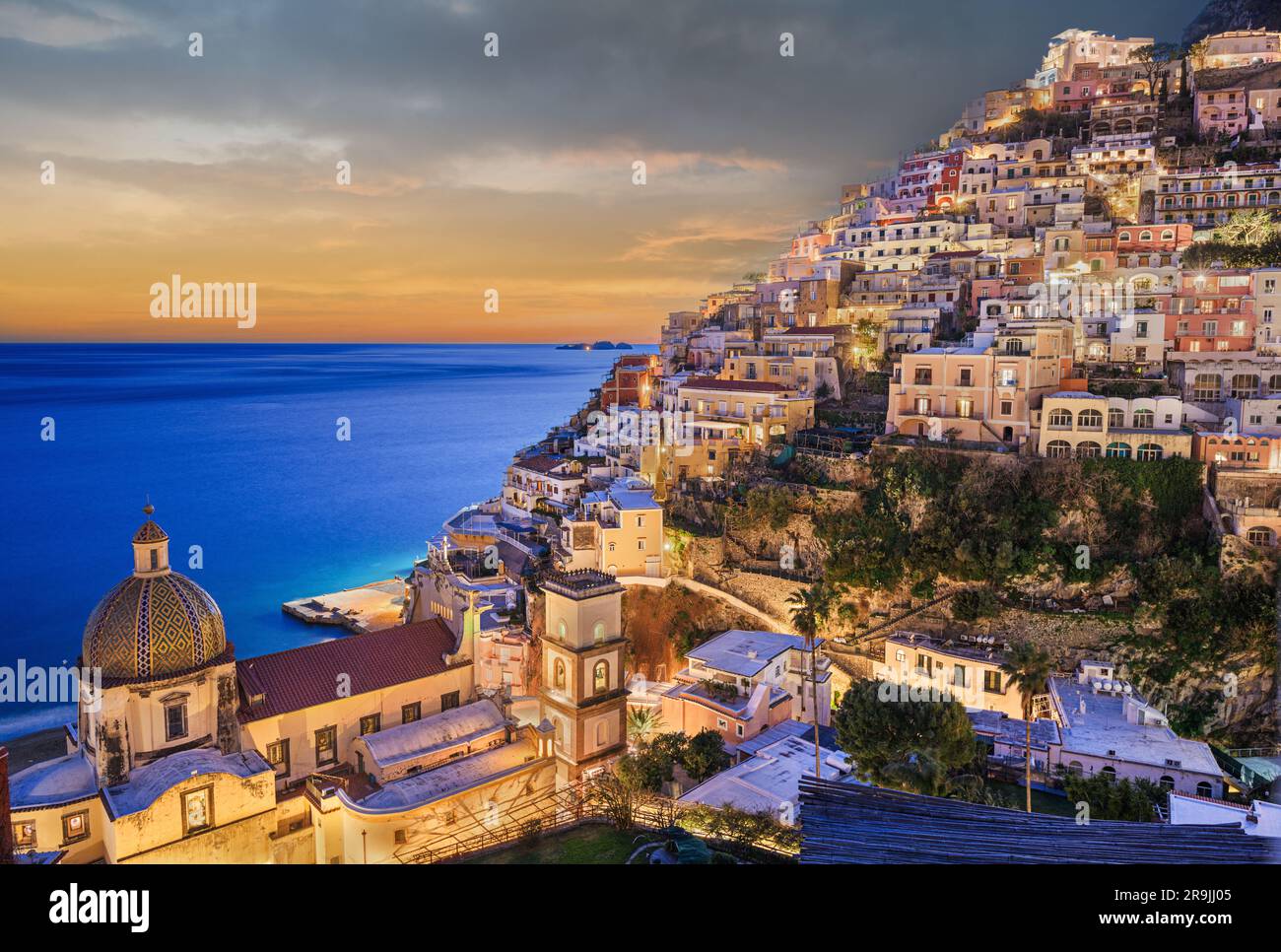 Positano, Italie le long de la côte amalfitaine au crépuscule. Banque D'Images