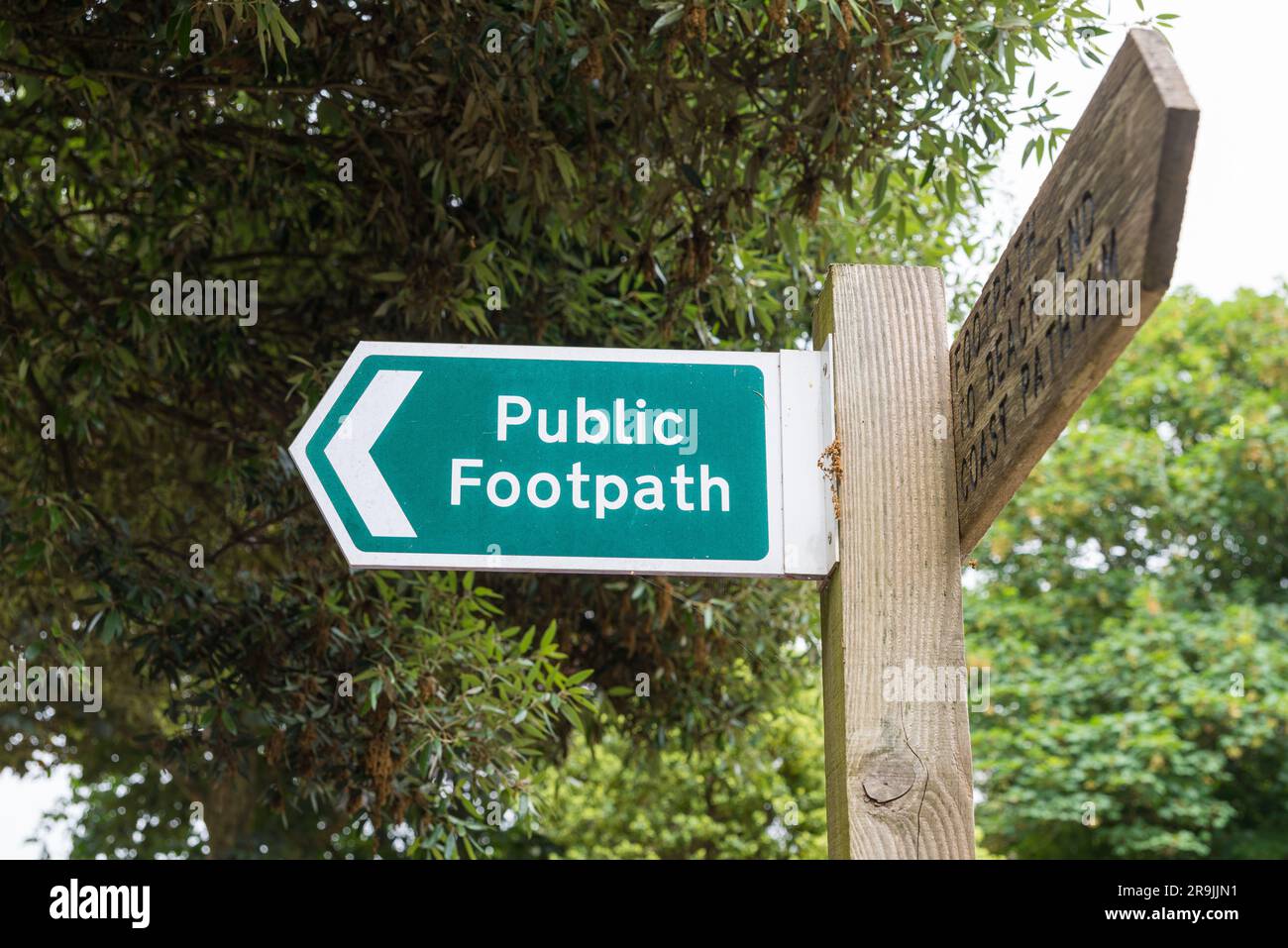 Panneau public de sentier ou de doigt dans le village de South Hams à Thurlestone, Devon Banque D'Images
