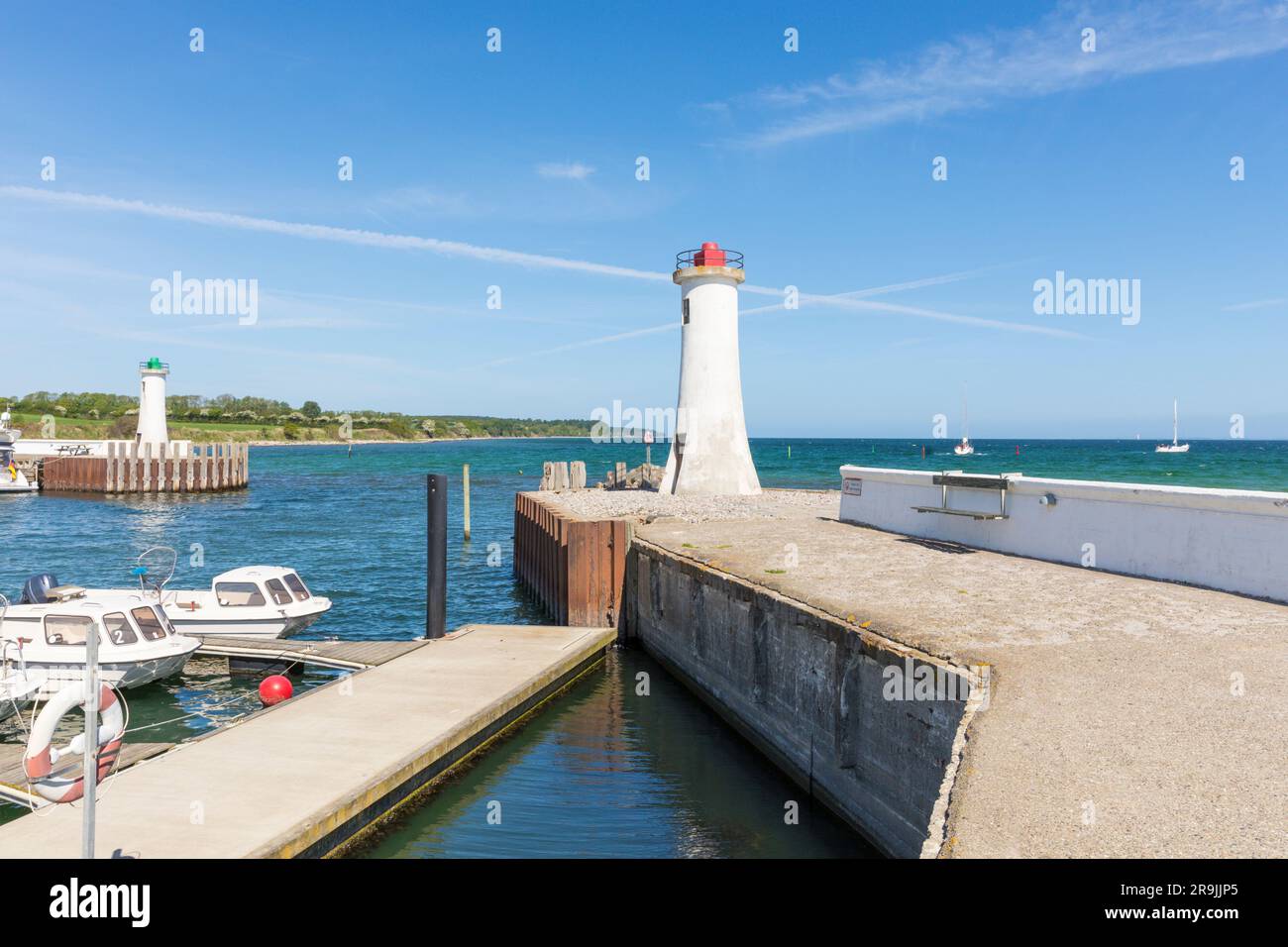 Balises verte et rouge à l'entrée du port de Mommark, ALS, Danemark Banque D'Images