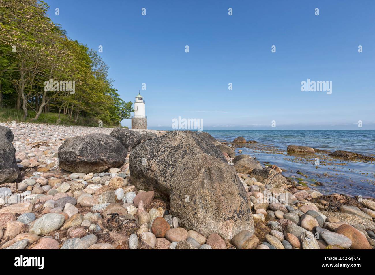 Côte est de l'île danoise de la mer Baltique de ALS, phare de Taksensand en arrière-plan Banque D'Images