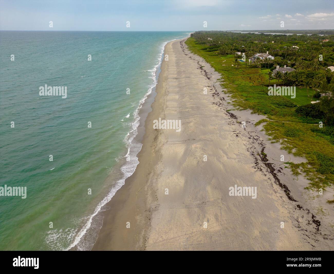 Saison de nidification des tortues Florida Loggerhead pistes sur le sable solstice d'été 2023 photo aérienne Banque D'Images
