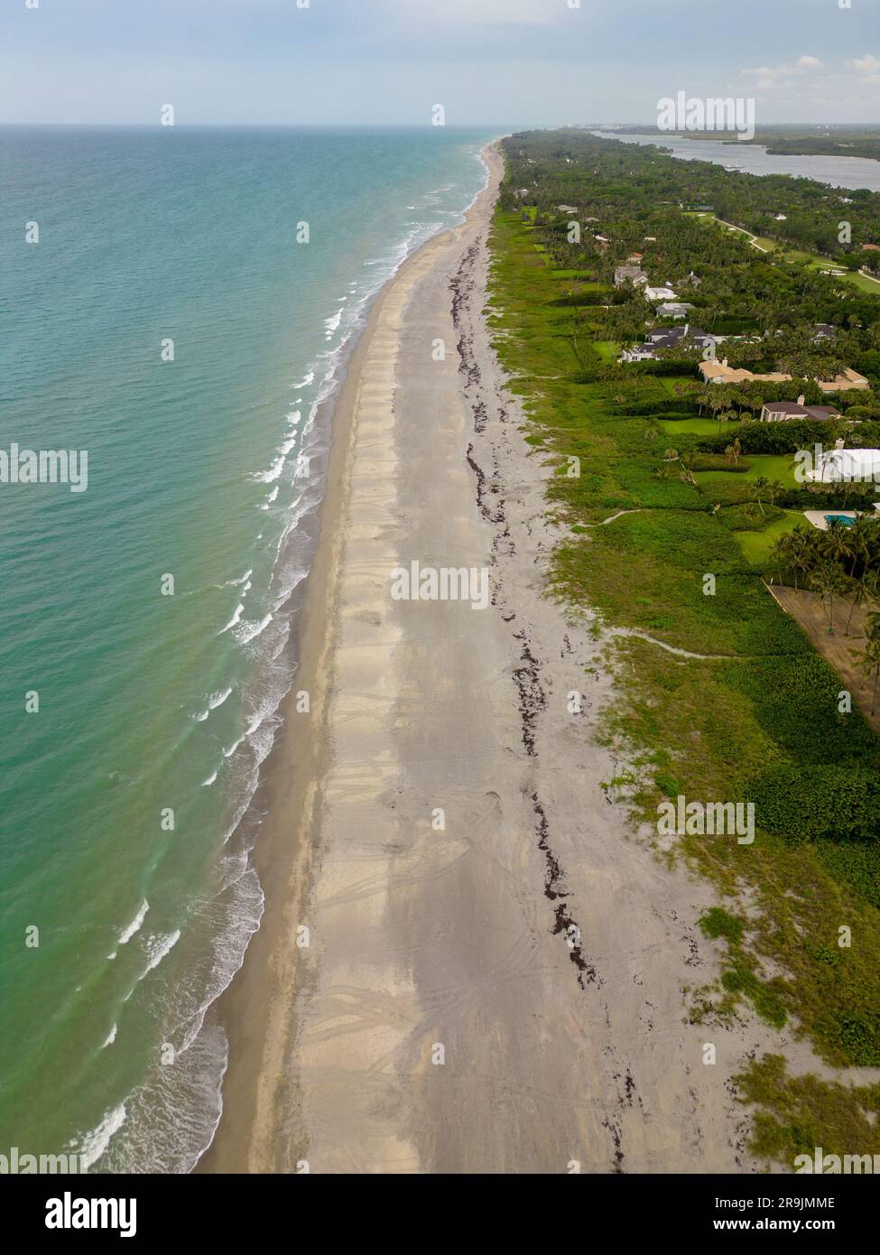 Saison de nidification des tortues Florida Loggerhead pistes sur le sable solstice d'été 2023 photo aérienne Banque D'Images