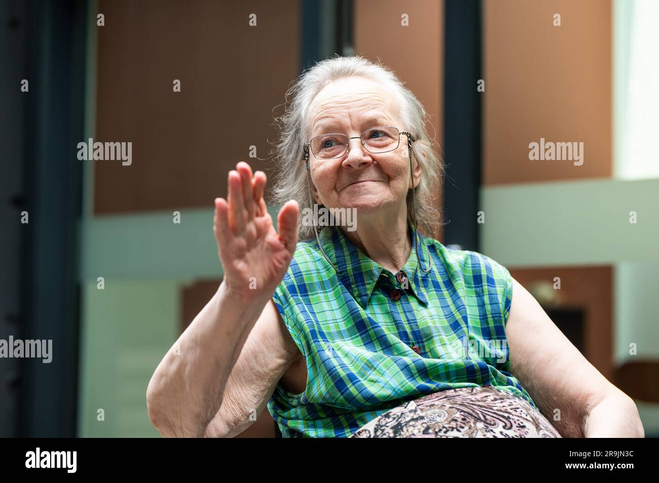 Souriant et agitant 84 yo grand-mère, Tienen, Belgique Banque D'Images