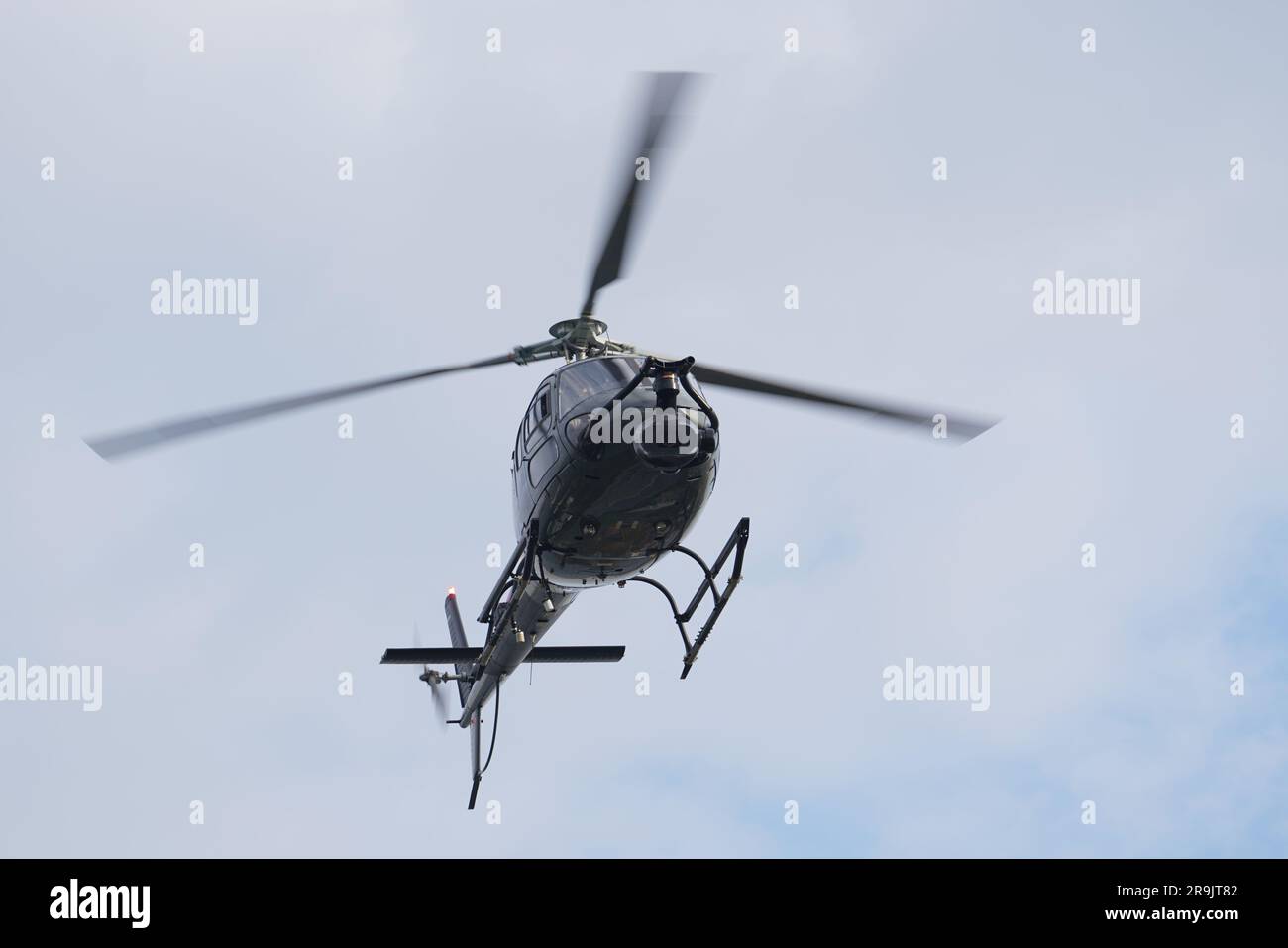 ISTANBUL, TURKIYE - 06 NOVEMBRE 2022 : Eurocopter AS350 Ecureuil survolant la ville d'Istanbul Banque D'Images