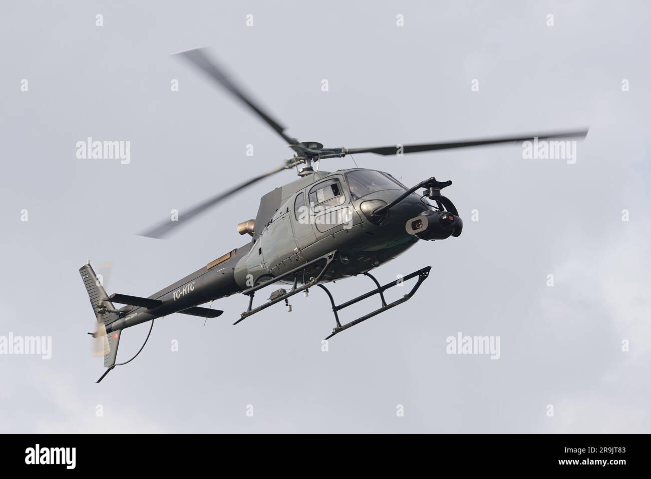 ISTANBUL, TURKIYE - 06 NOVEMBRE 2022 : Eurocopter AS350 Ecureuil survolant la ville d'Istanbul Banque D'Images