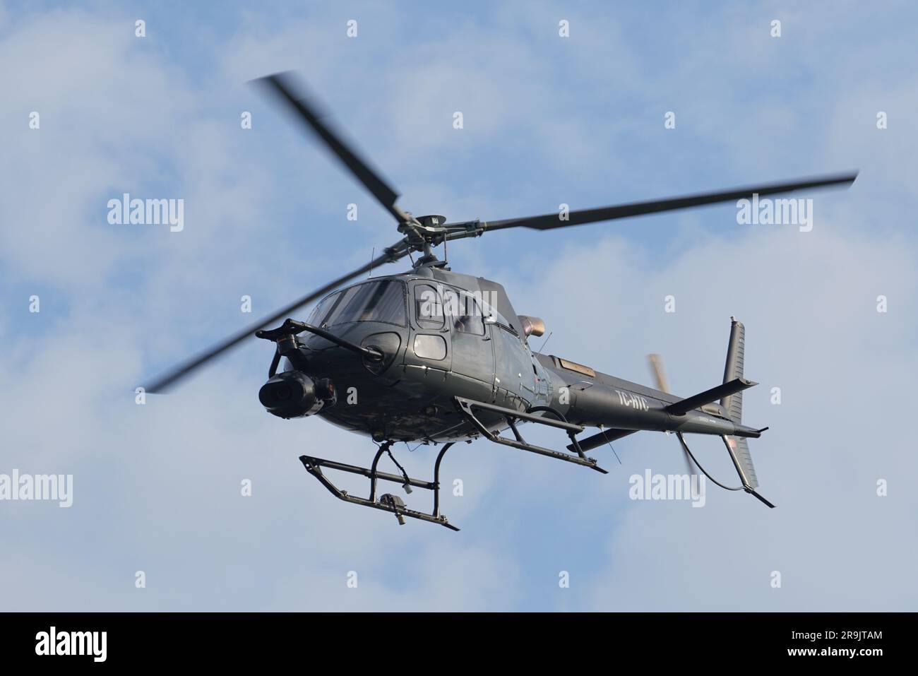 ISTANBUL, TURKIYE - 06 NOVEMBRE 2022 : Eurocopter AS350 Ecureuil survolant la ville d'Istanbul Banque D'Images