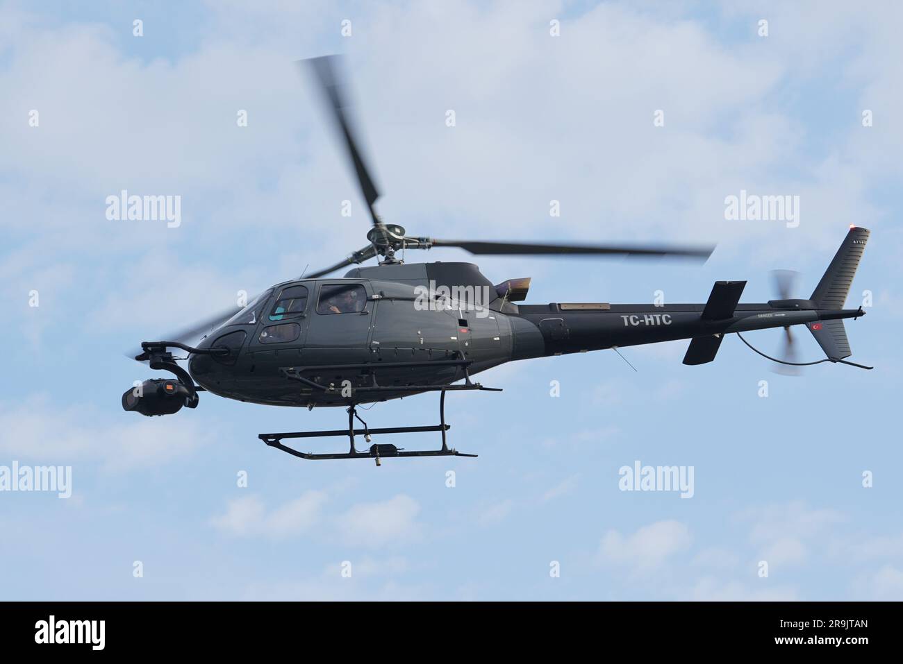 ISTANBUL, TURKIYE - 06 NOVEMBRE 2022 : Eurocopter AS350 Ecureuil survolant la ville d'Istanbul Banque D'Images