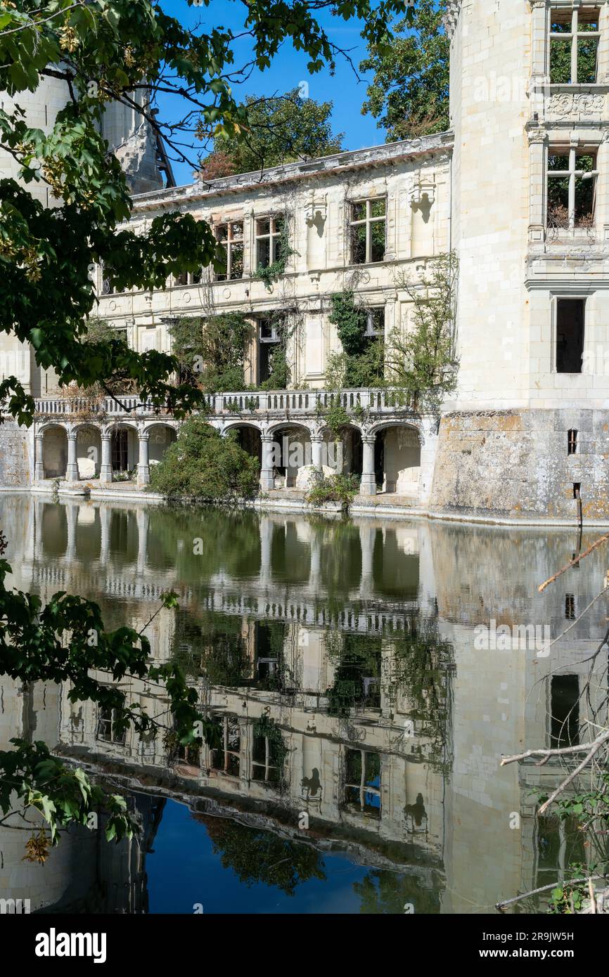 Le feu a endommagé la ruine du Château de la Mothe-Chandeniers Banque D'Images