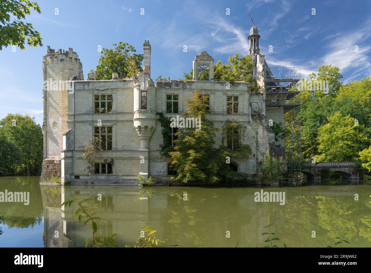 Le feu a endommagé la ruine du Château de la Mothe-Chandeniers Banque D'Images