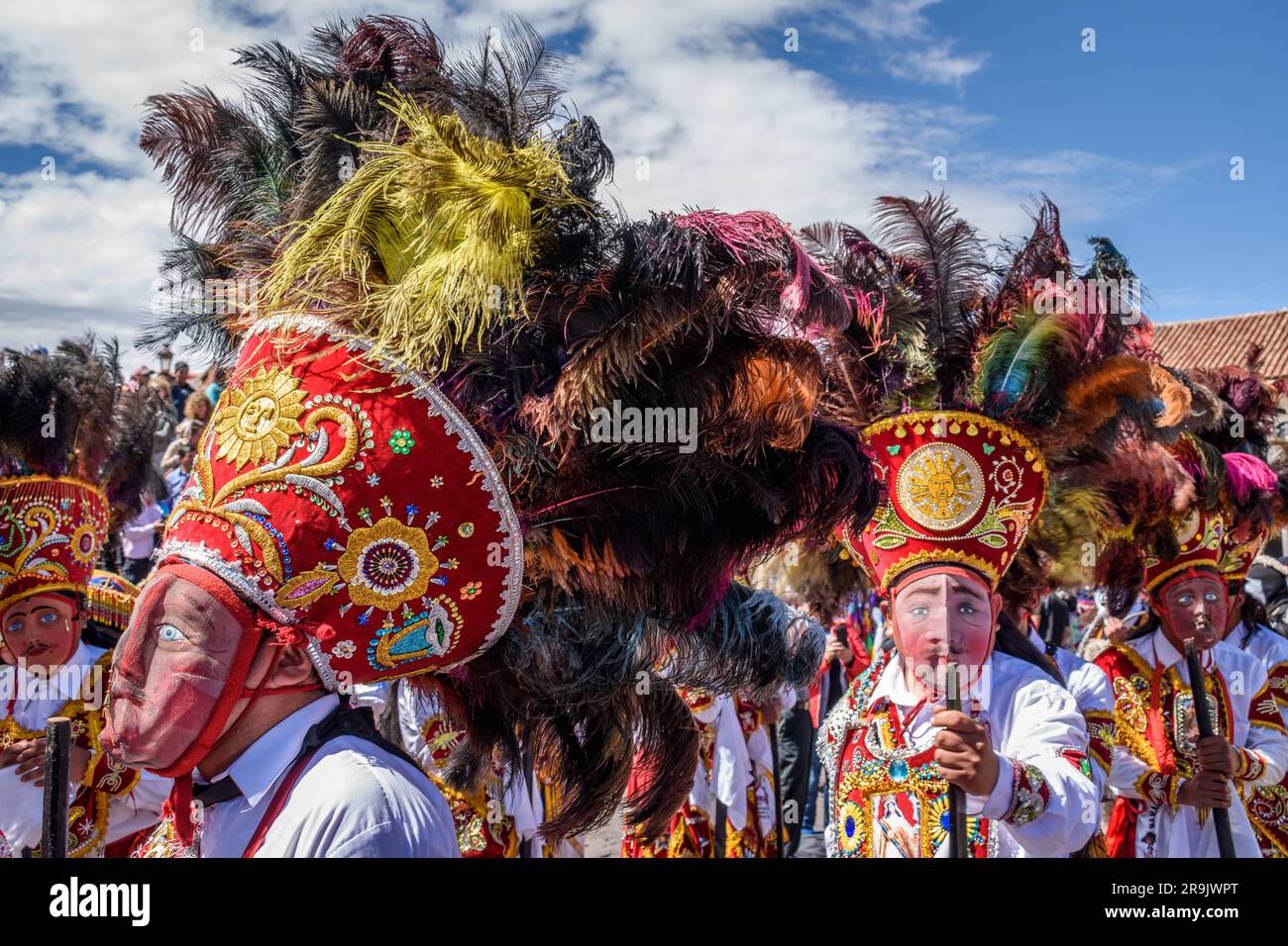 Cusco, une fête culturelle, des gens vêtus de costumes traditionnels colorés avec des masques et des chapeaux avec des plumes. Banque D'Images