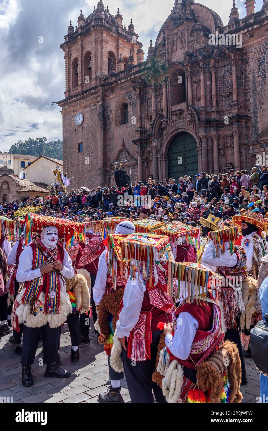 Cusco, une fête culturelle, des gens vêtus de costumes traditionnels colorés avec des masques et des chapeaux, des banderoles aux couleurs vives, dans le quartier central de Cusco Banque D'Images