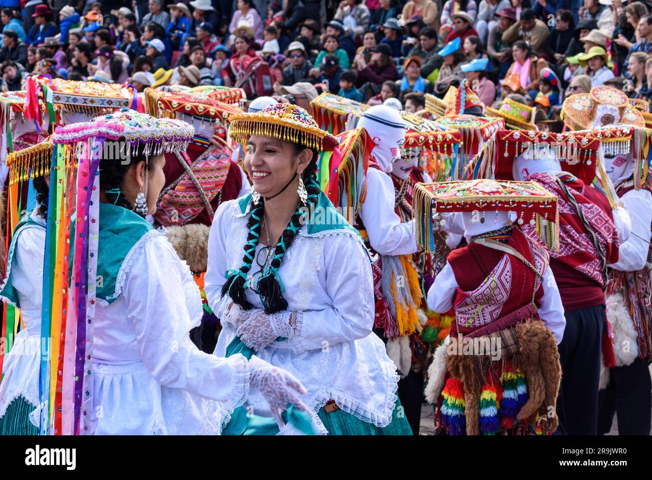 Cusco, une fête culturelle, des gens vêtus de costumes traditionnels colorés avec des masques et des chapeaux, des banderoles aux couleurs vives. Banque D'Images