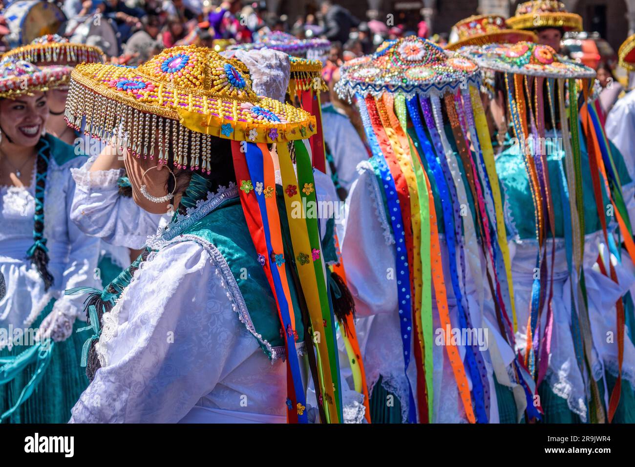 Cusco, une fête culturelle, une foule de personnes vêtues de costumes traditionnels colorés avec des masques et des chapeaux, des banderoles aux couleurs vives. Banque D'Images