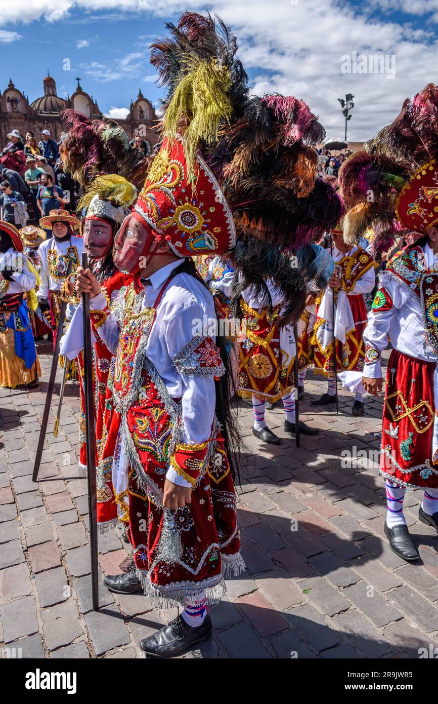 Cusco, une fête culturelle, des gens vêtus de costumes traditionnels colorés avec des masques et des chapeaux avec des plumes. Banque D'Images