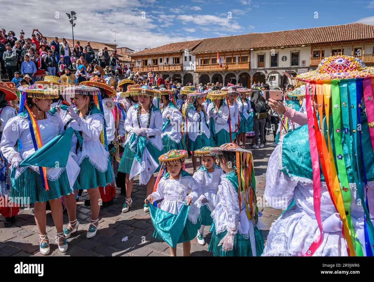 Cusco, une fête culturelle, des gens vêtus de costumes traditionnels colorés avec des masques et des chapeaux, des banderoles aux couleurs vives. Banque D'Images