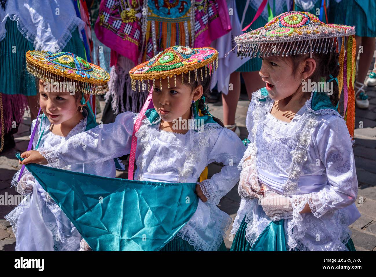 Cusco, une fête culturelle, des gens vêtus de costumes traditionnels colorés avec des masques et des chapeaux, des banderoles aux couleurs vives. Banque D'Images