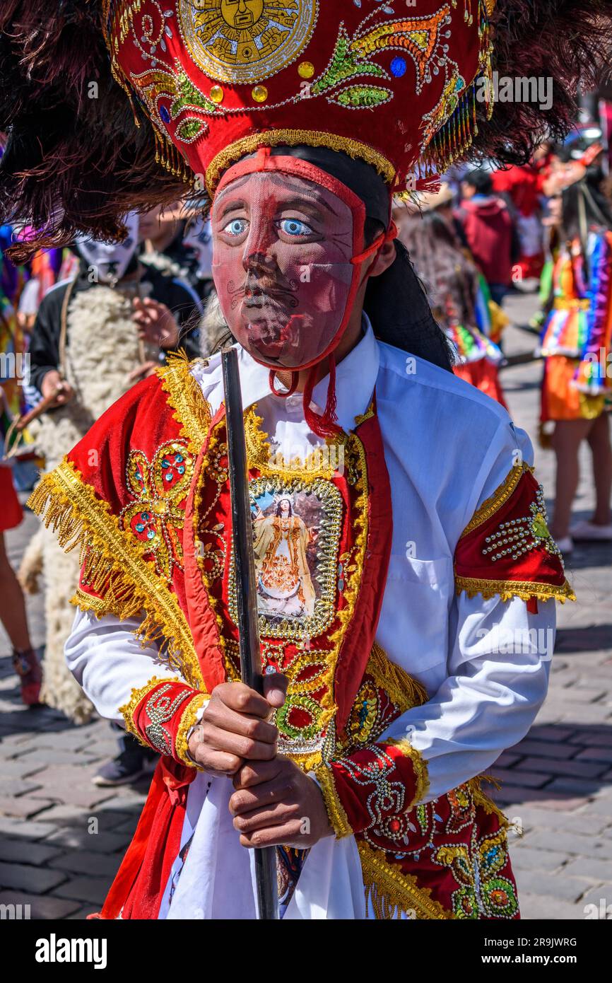 Cusco, une fête culturelle, des gens vêtus de costumes traditionnels colorés avec des masques et des chapeaux avec des plumes. Banque D'Images