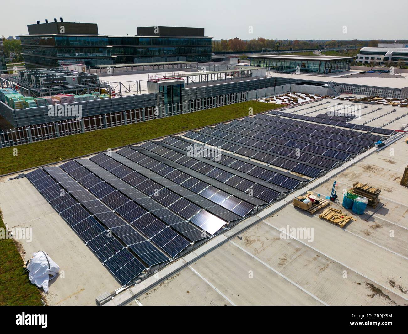 Cette vidéo de drone montre un toit de bureau avec de nombreux panneaux solaires pour l'énergie renouvelable verte. Banque D'Images