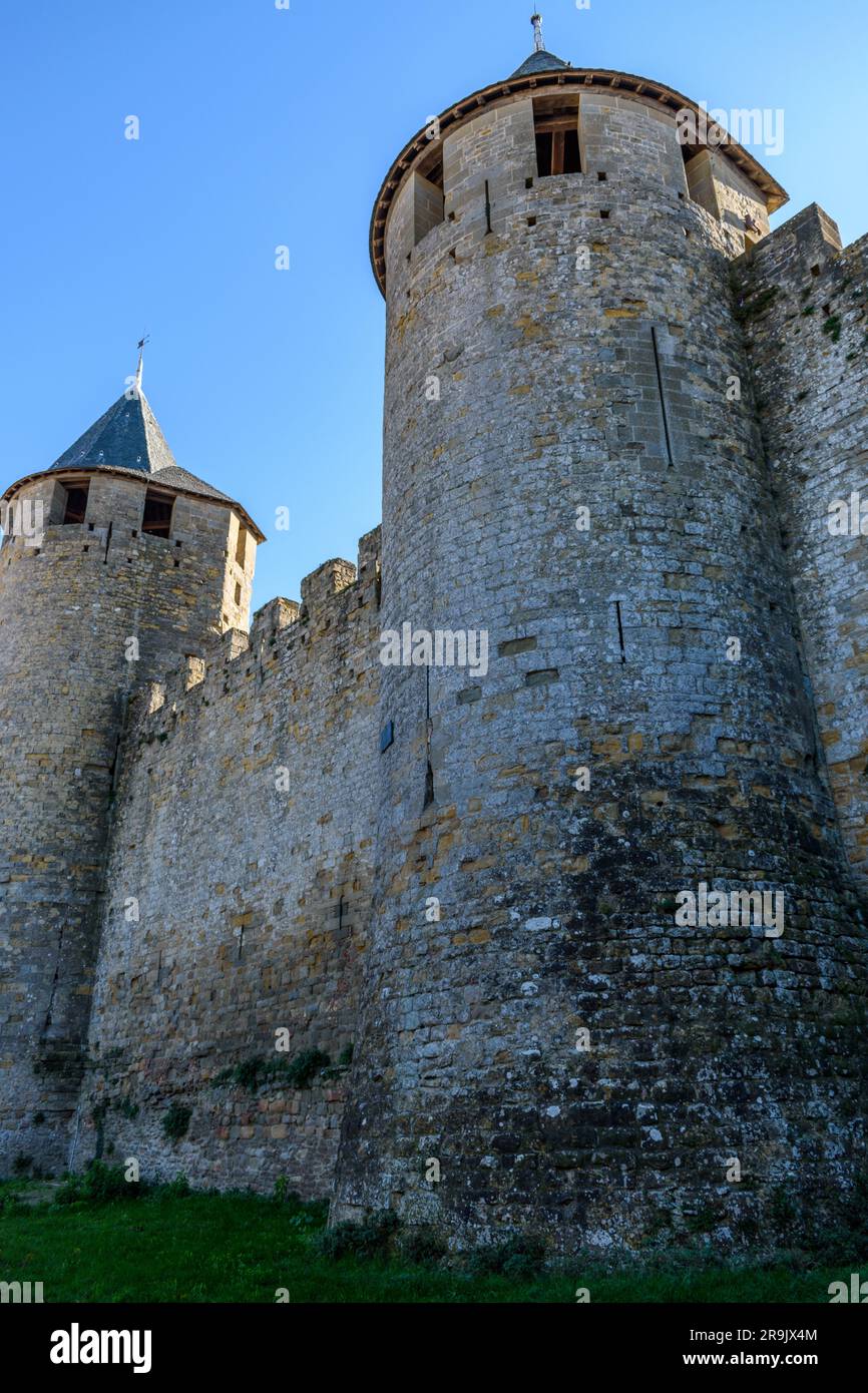 Cité médiévale de Carcassonne, tours avec toits pointus et murs solides des bâtiments fortifiés, vue à angle bas. Banque D'Images