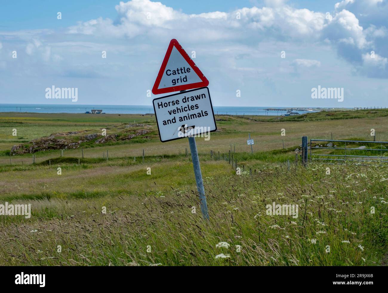 Véhicules tirés par des chevaux et panneaux routiers d'animaux près de la colonie de Vaul, île de Tiree. Banque D'Images