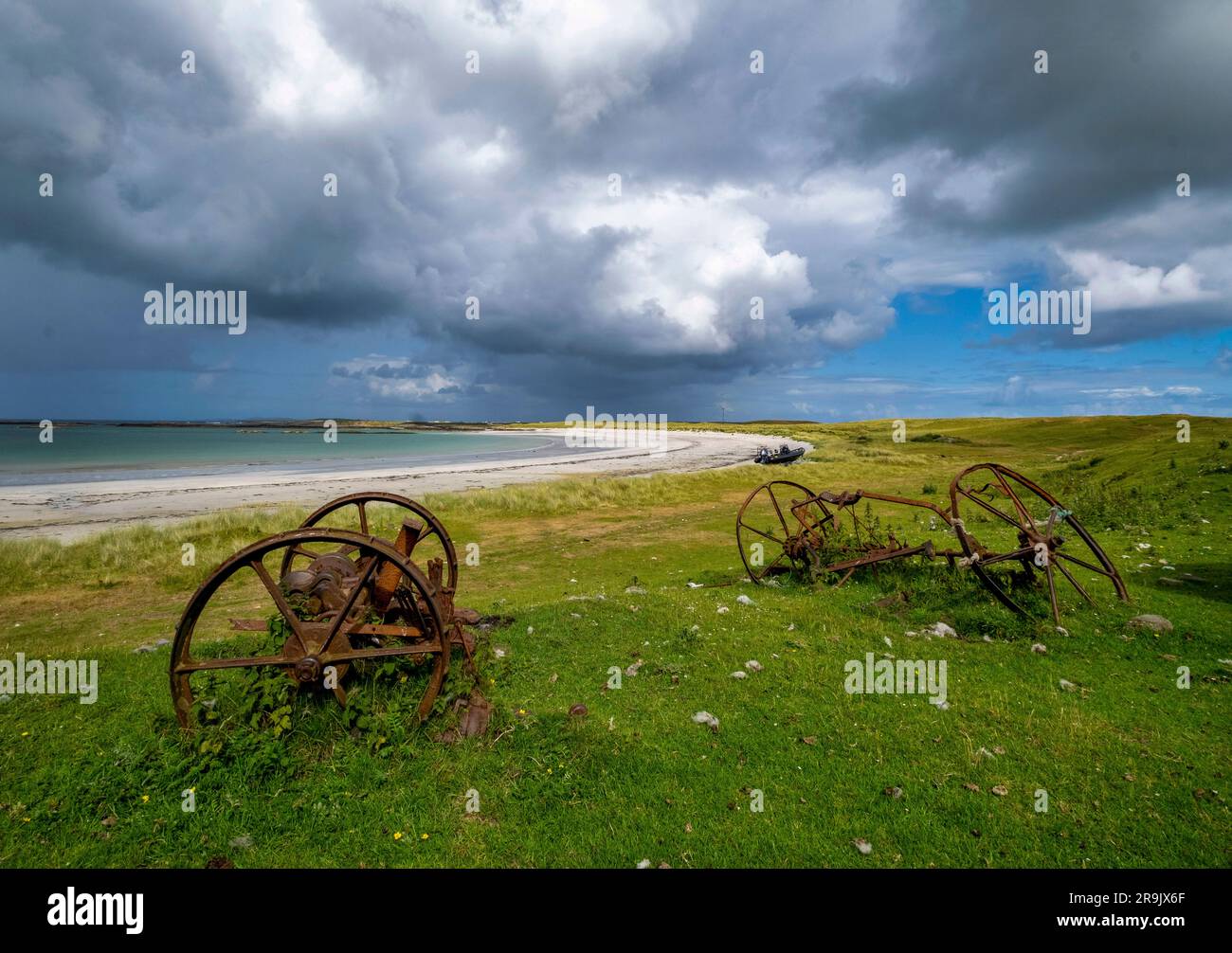 Vieilles machines agricoles abandonnées sur la plage de Vaul Bay, Tiree, Écosse. Banque D'Images
