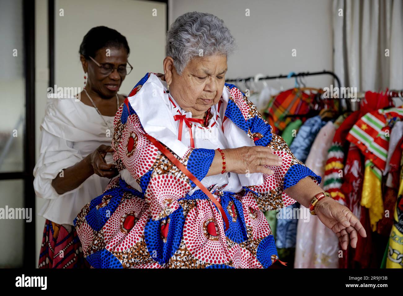 AMSTERDAM - Shirley lors de la mise en place à la grand-mère Rinia Overman (l) du koto, un vêtement traditionnel de femmes créoles au Suriname, à l'approche de Keti Koti. Sur 1 juillet, il y a 160 ans, les pays-Bas décideront d'abolir l'esclavage et il y a 150 ans, la libération des derniers esclaves. ANP ROBIN VAN LONKHUIJSEN pays-bas sortie - belgique sortie Banque D'Images