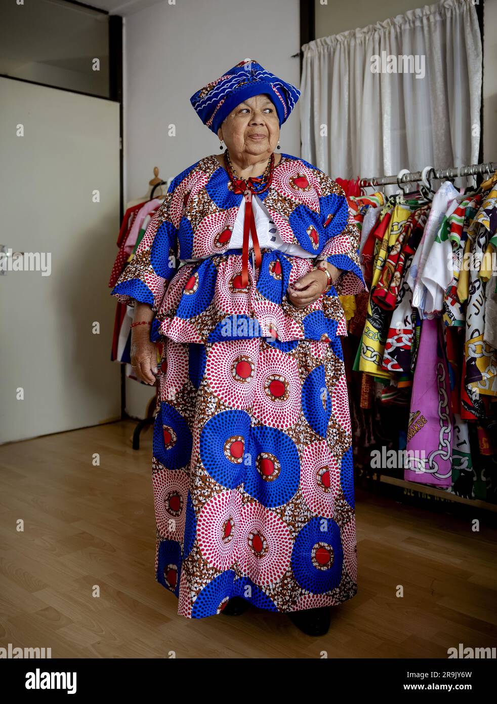 AMSTERDAM - Shirley pendant l'ajustement du koto, un vêtement traditionnel de femmes créoles au Suriname, à la grand-mère Rinia Overman, dans la course à Keti Koti. Le 1 juillet, il y aura 160 ans que les pays-Bas décidèrent d'abolir l'esclavage et il y a 150 ans que les derniers réduits en esclavage seront libérés. ANP ROBIN VAN LONKHUIJSEN pays-bas sortie - belgique sortie Banque D'Images