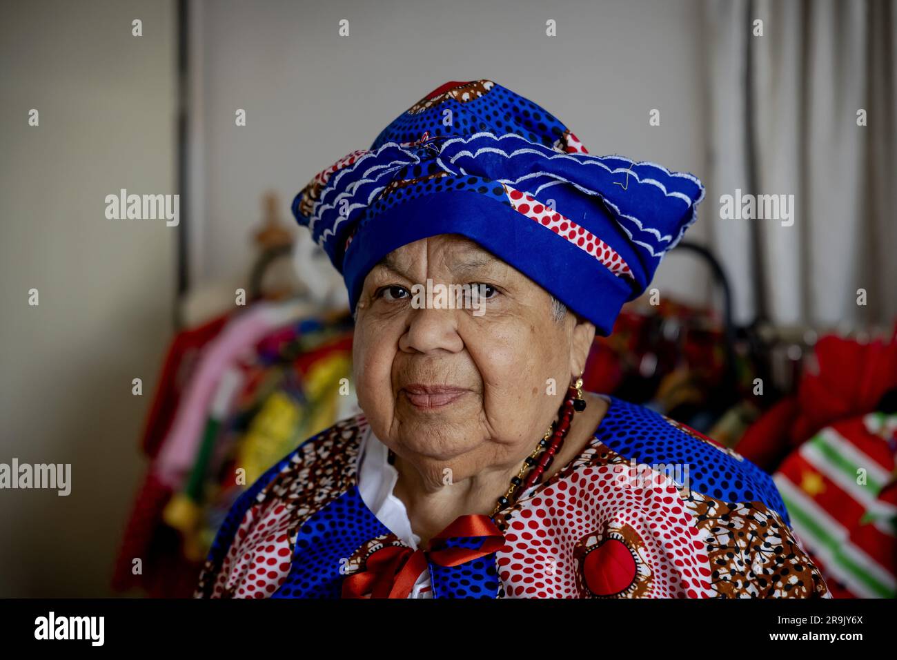 AMSTERDAM - Shirley pendant l'ajustement du koto, un vêtement traditionnel de femmes créoles au Suriname, à la grand-mère Rinia Overman, dans la course à Keti Koti. Le 1 juillet, il y aura 160 ans que les pays-Bas décidèrent d'abolir l'esclavage et il y a 150 ans que les derniers réduits en esclavage seront libérés. ANP ROBIN VAN LONKHUIJSEN pays-bas sortie - belgique sortie Banque D'Images