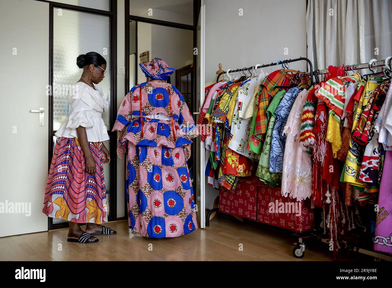 AMSTERDAM - Shirley lors de la mise en place à la grand-mère Rinia Overman (l) du koto, un vêtement traditionnel de femmes créoles au Suriname, à l'approche de Keti Koti. Sur 1 juillet, il y a 160 ans, les pays-Bas décideront d'abolir l'esclavage et il y a 150 ans, la libération des derniers esclaves. ANP ROBIN VAN LONKHUIJSEN pays-bas sortie - belgique sortie Banque D'Images