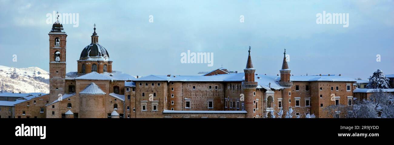 Foto panoramica du Urbino in inverno Banque D'Images