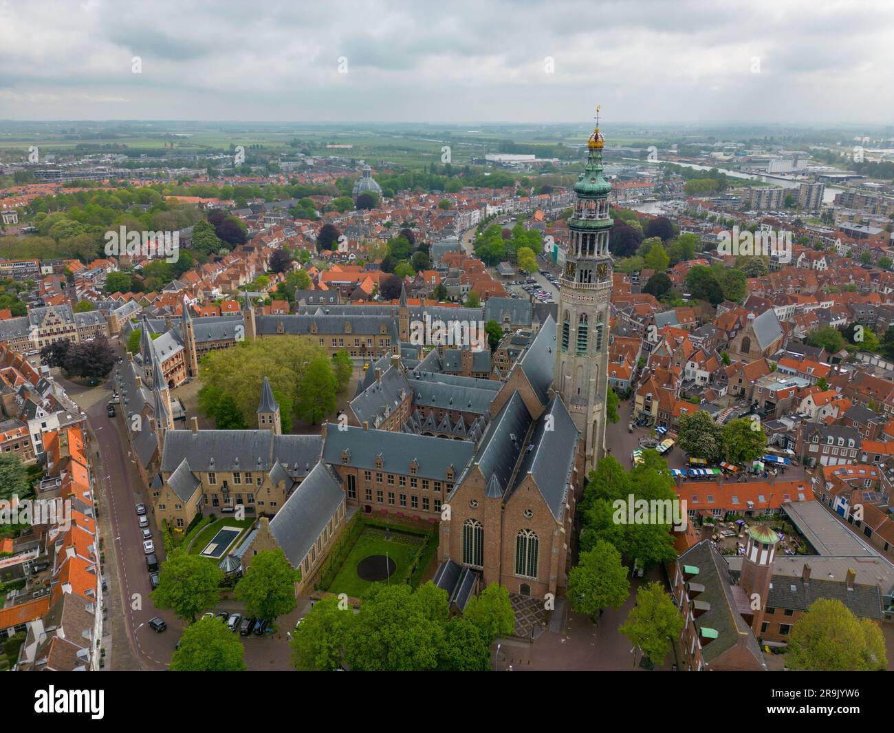 Photo aérienne drone de l'Abdijtoren de Lange Jan à Middelburg. Middelburg est la capitale de la province néerlandaise de Zélande. Il a un vieux centre-ville. Banque D'Images