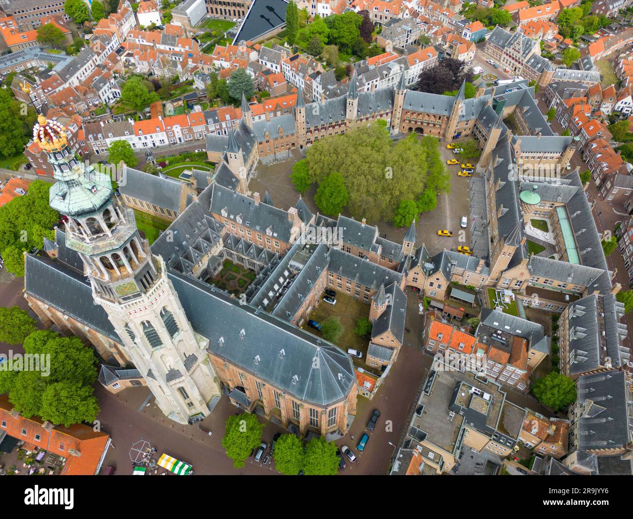 Photo aérienne drone de l'Abdijtoren de Lange Jan à Middelburg. Middelburg est la capitale de la province néerlandaise de Zélande. Il a un vieux centre-ville. Banque D'Images