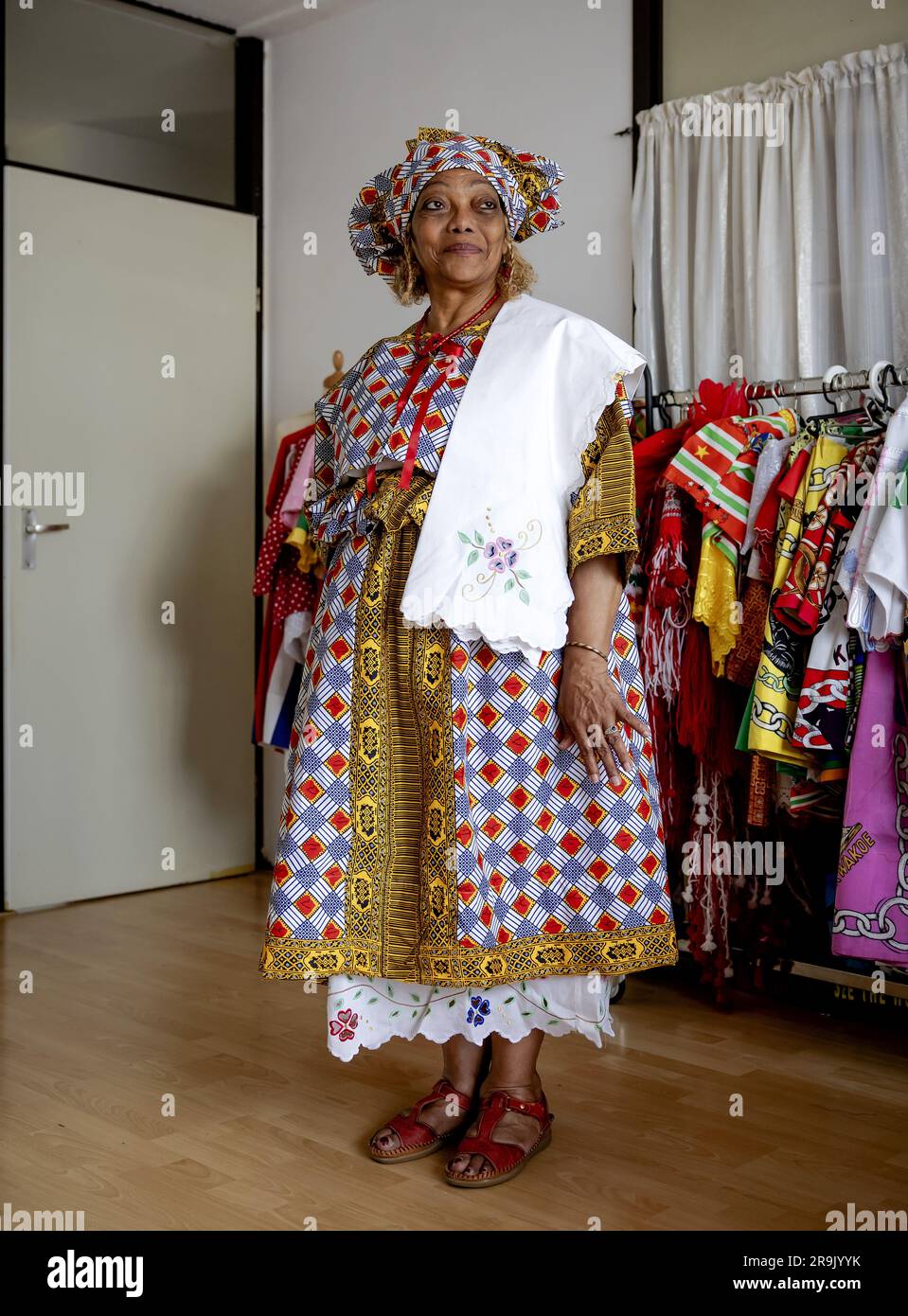 AMSTERDAM - Shirley pendant l'ajustement du koto, un vêtement traditionnel de femmes créoles au Suriname, à la grand-mère Rinia Overman, dans la course à Keti Koti. Le 1 juillet, il y aura 160 ans que les pays-Bas décidèrent d'abolir l'esclavage et il y a 150 ans que les derniers réduits en esclavage seront libérés. ANP ROBIN VAN LONKHUIJSEN pays-bas sortie - belgique sortie Banque D'Images
