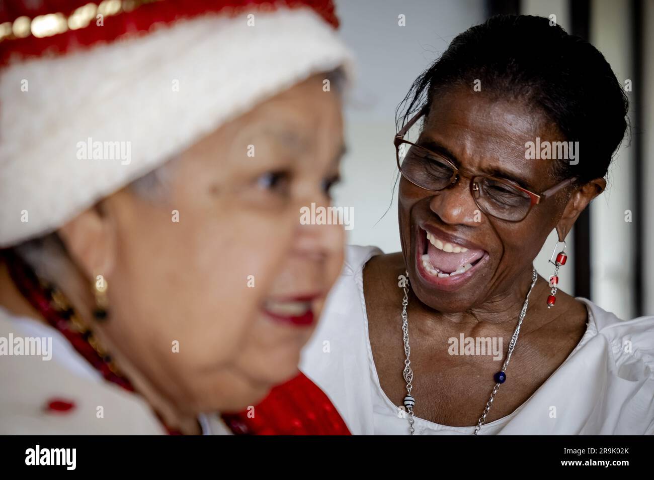 AMSTERDAM - Shirley lors de la mise en place à la grand-mère Rinia Overman (r) du koto, un vêtement traditionnel de femmes créoles au Suriname, à l'approche de Keti Koti. Sur 1 juillet, il y a 160 ans, les pays-Bas décideront d'abolir l'esclavage et il y a 150 ans, la libération des derniers esclaves. ANP ROBIN VAN LONKHUIJSEN pays-bas sortie - belgique sortie Banque D'Images