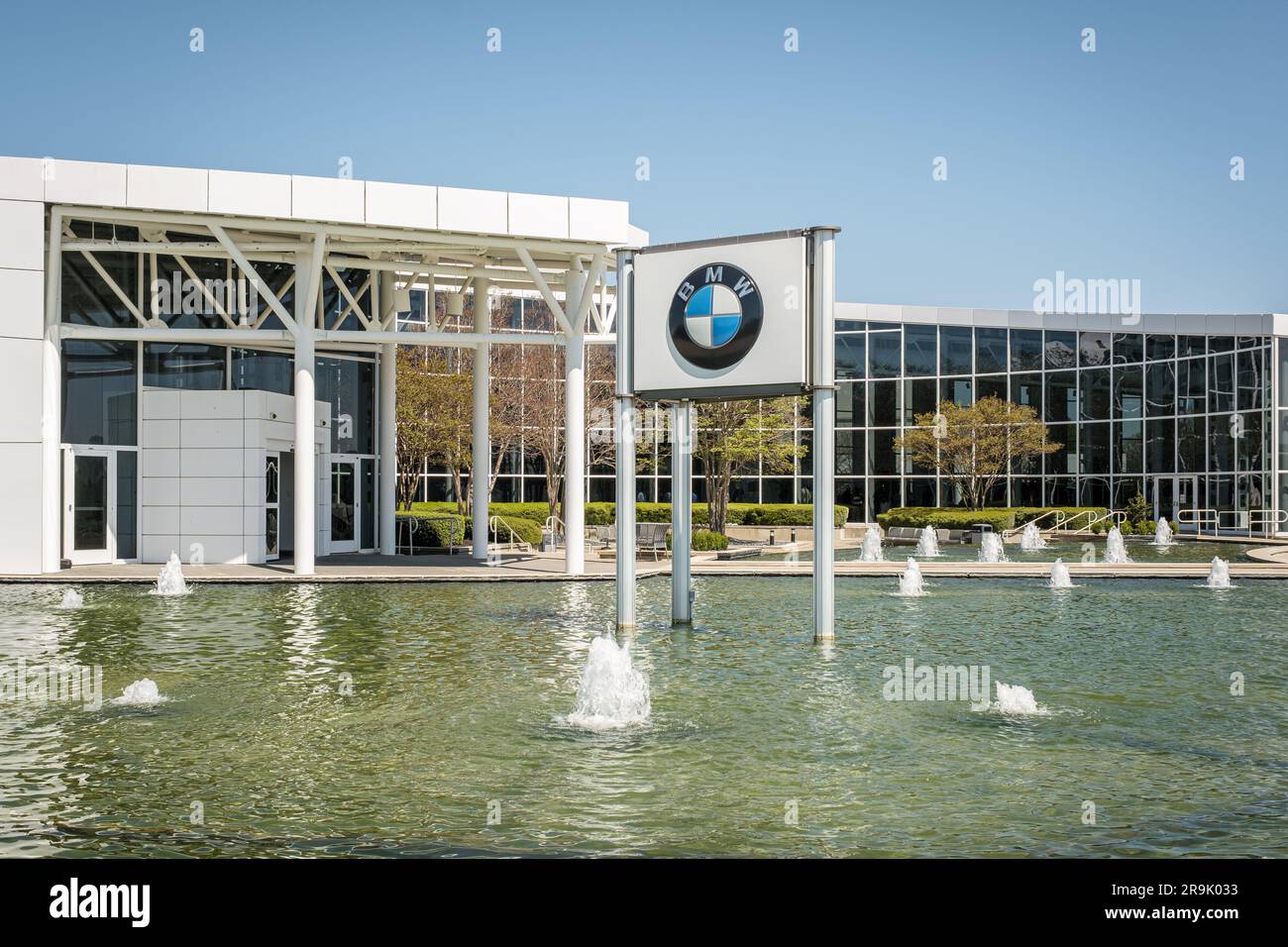 Greer, SC/ Etats-Unis- 29 mars 2023: BMW Zentrum Visitors Centre bâtiment avec fontaines Banque D'Images