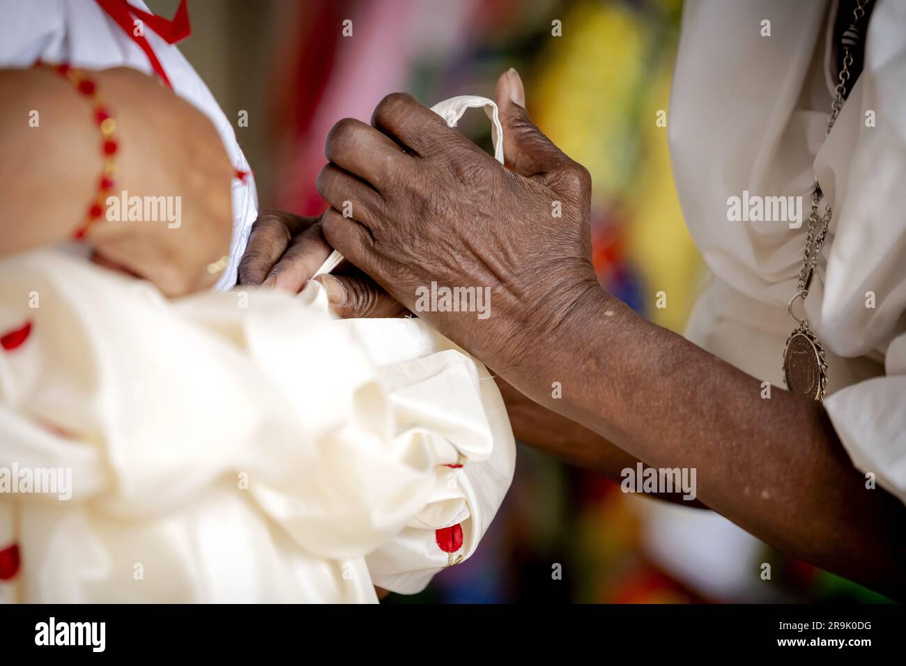 AMSTERDAM - Shirley lors de la mise en place à la grand-mère Rinia Overman (r) du koto, un vêtement traditionnel de femmes créoles au Suriname, à l'approche de Keti Koti. Le 1 juillet, il y aura 160 ans que les pays-Bas décidèrent d'abolir l'esclavage et il y a 150 ans que les derniers réduits en esclavage seront libérés. ANP ROBIN VAN LONKHUIJSEN pays-bas sortie - belgique sortie Banque D'Images