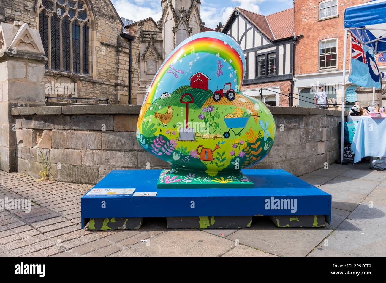 St Barnabas Heart Trail coeur peint, coeur de vert, thème de la culture des produits, place St Bénédicts, Lincoln City, Lincolnshire, Angleterre, Royaume-Uni Banque D'Images