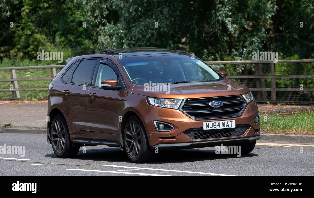 Milton Keynes, Royaume-Uni - 23 juin 2023: 2017 moteur diesel brun FORD EDGE SPORT TDCI AUTO car voyageant sur une route anglaise Banque D'Images