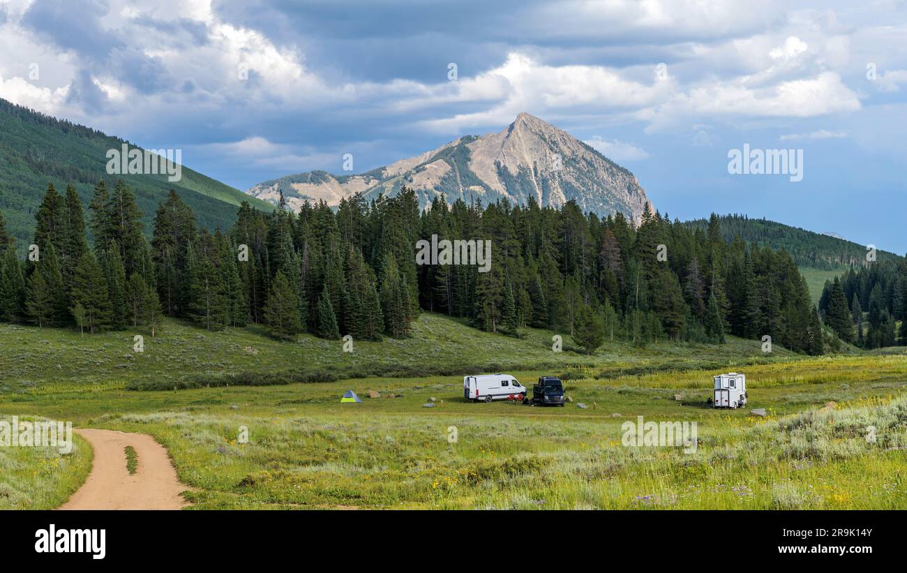 Camping de montagne d'été - Vue d'été en soirée sur un terrain de camping isolé au pied du mont Crested Butte. Crested Butte, Colorado, États-Unis. Banque D'Images
