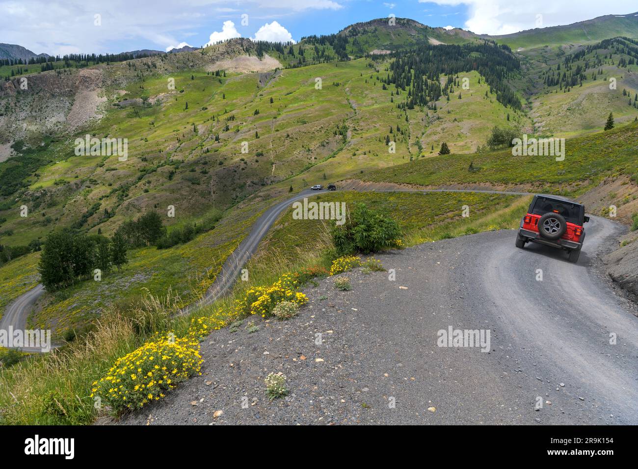 Sinueux Mountain Road - Un 4x4 qui descend une route de montagne escarpée et sinueuse. Crested Butte, Colorado, États-Unis. Banque D'Images