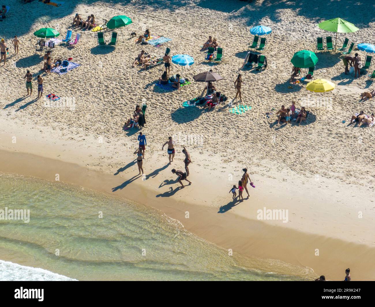 Vue aérienne de la plage d'Ipanema. Les gens se bronzent et jouent sur la plage, sports nautiques. Rio de Janeiro. Brésil Banque D'Images
