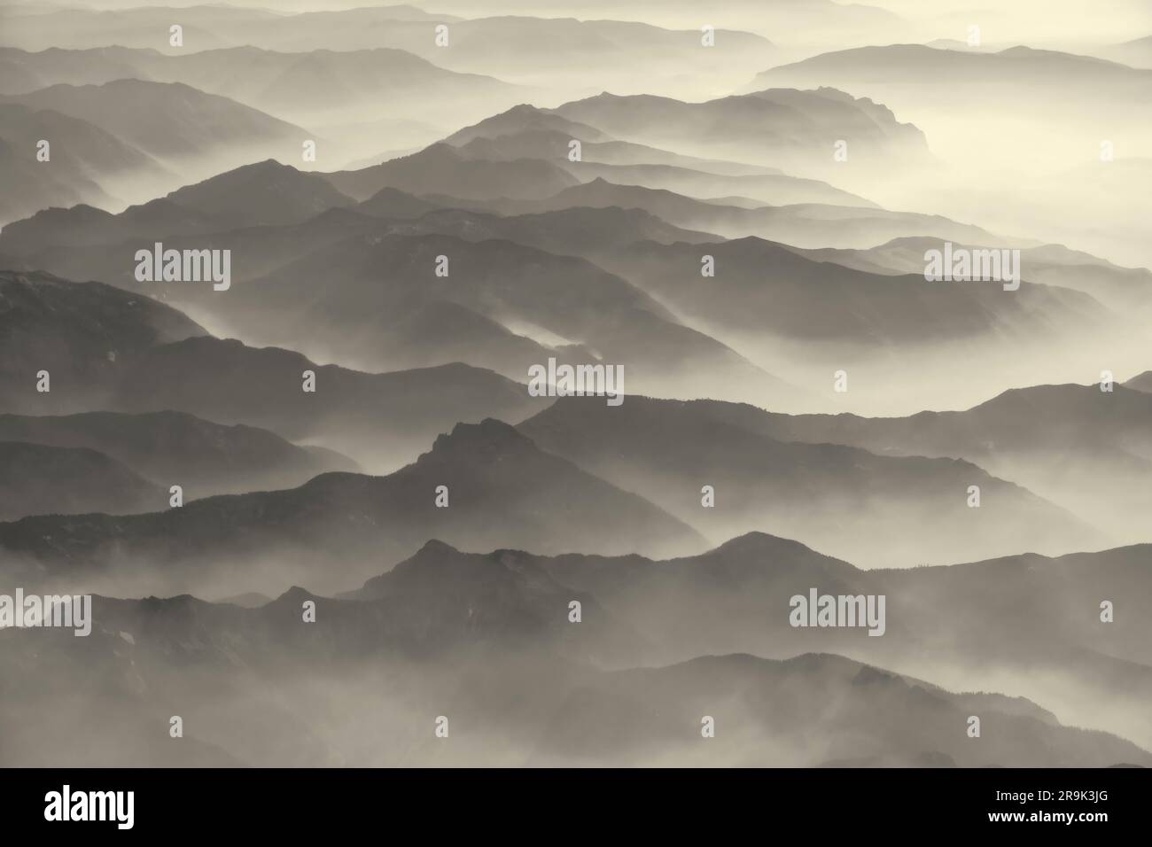 Cascade de montagnes de l'air avec brouillard, Oregon Banque D'Images