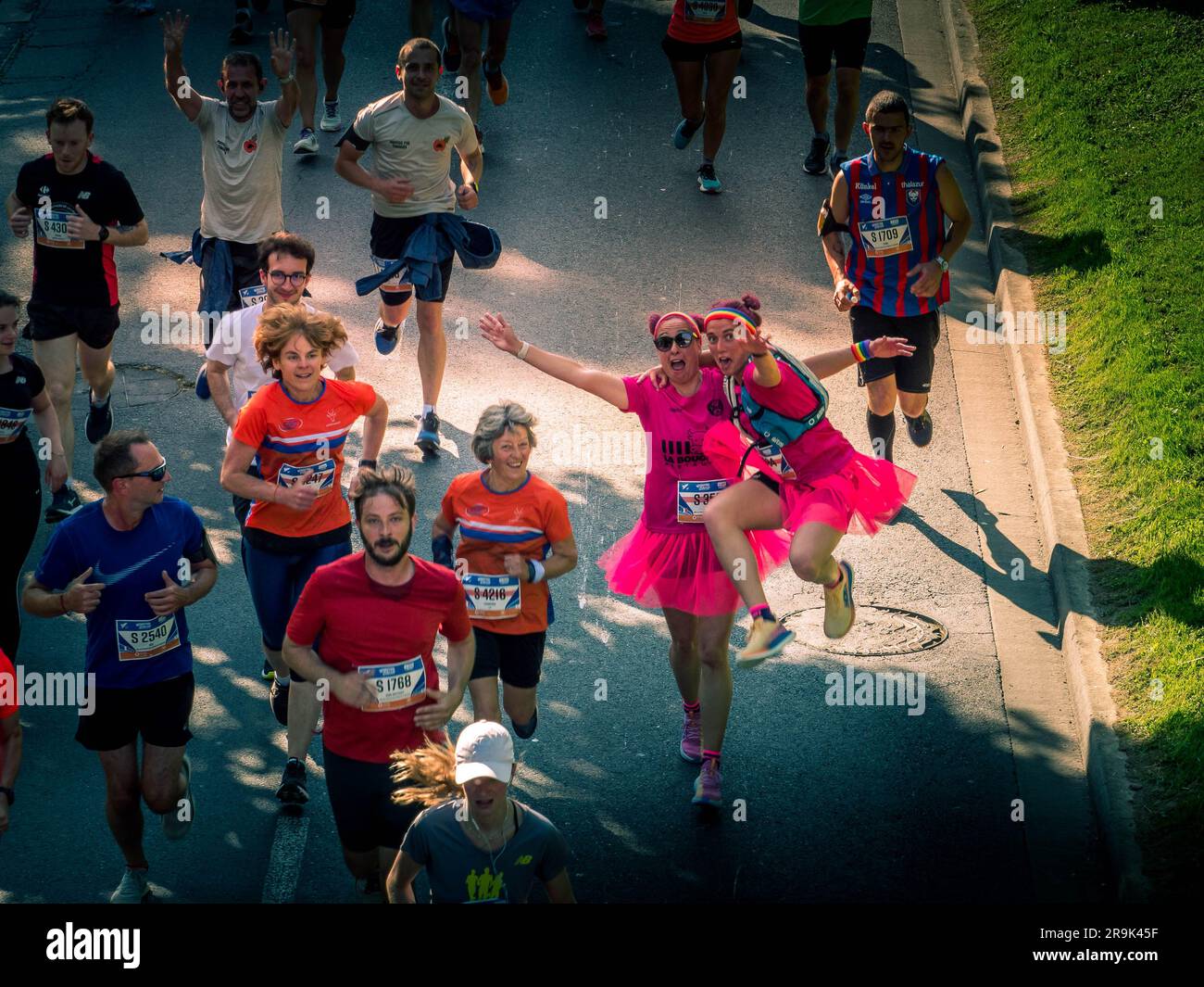 Caen, France Normandie 4 juin 2023 des femmes heureuses en t-shirts roses exécutant le semi-marathon de Liberte dans un groupe d'athlètes de Caen, vue du dessus Banque D'Images