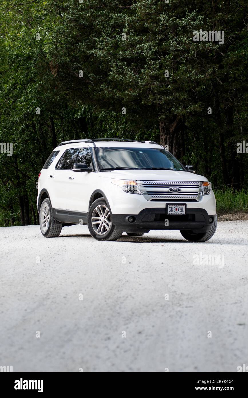 « Ford Explorer 2014 sur les routes de terre » Banque D'Images