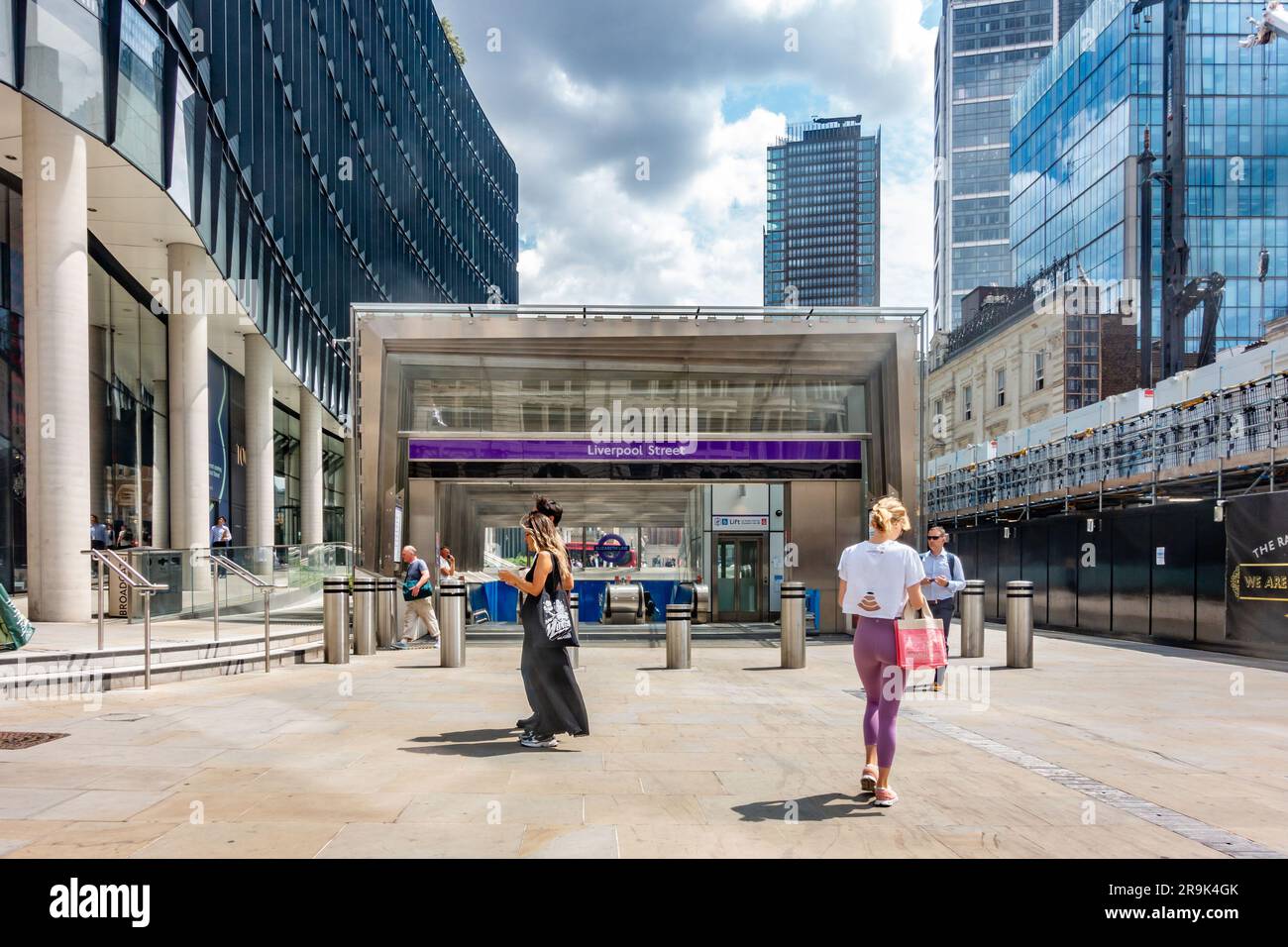 Une entrée dans la station de métro Liverpool Street London pour la ligne Elizabeth. Banque D'Images