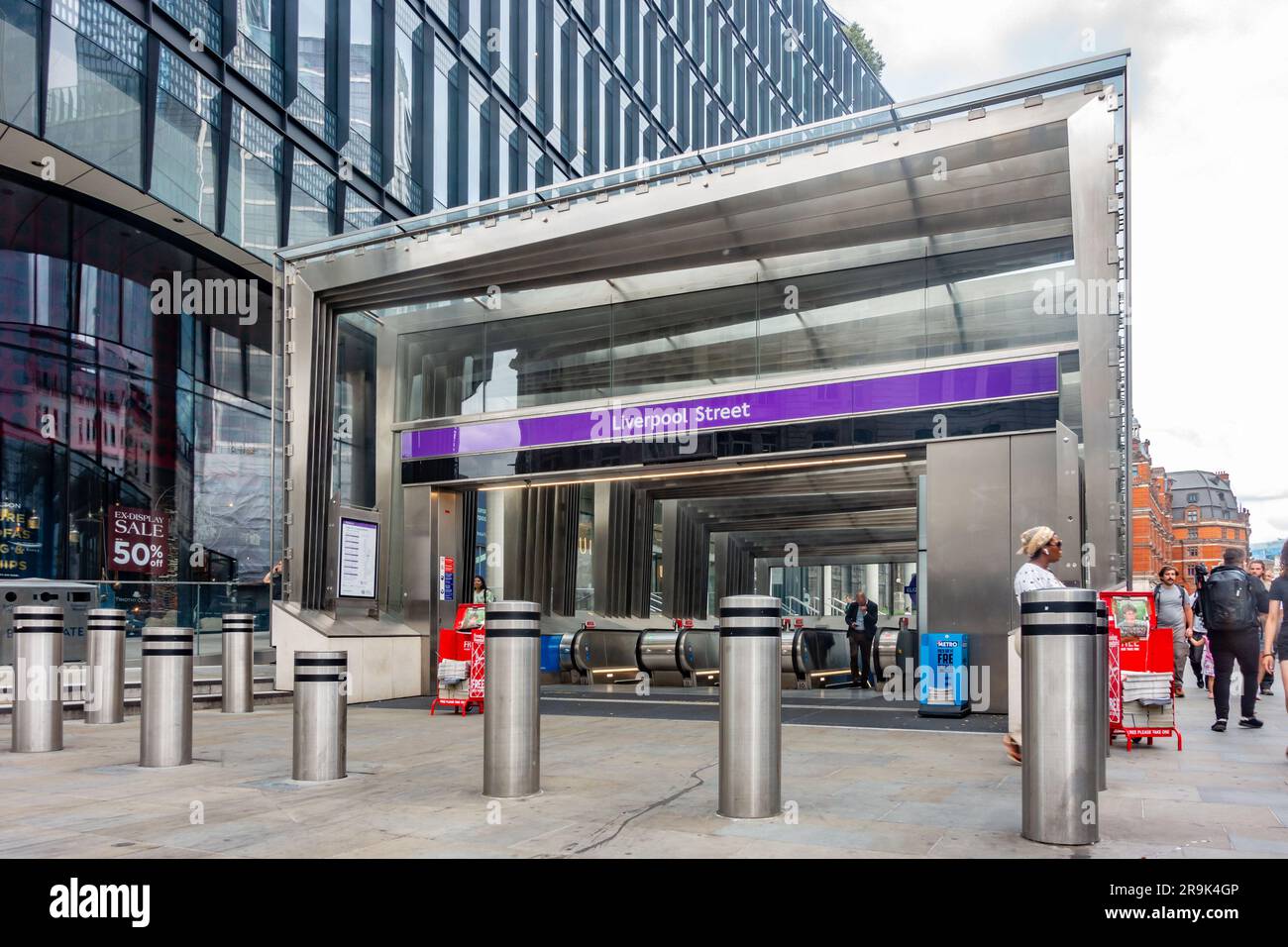 Une entrée dans la station de métro Liverpool Street London pour la ligne Elizabeth. Banque D'Images