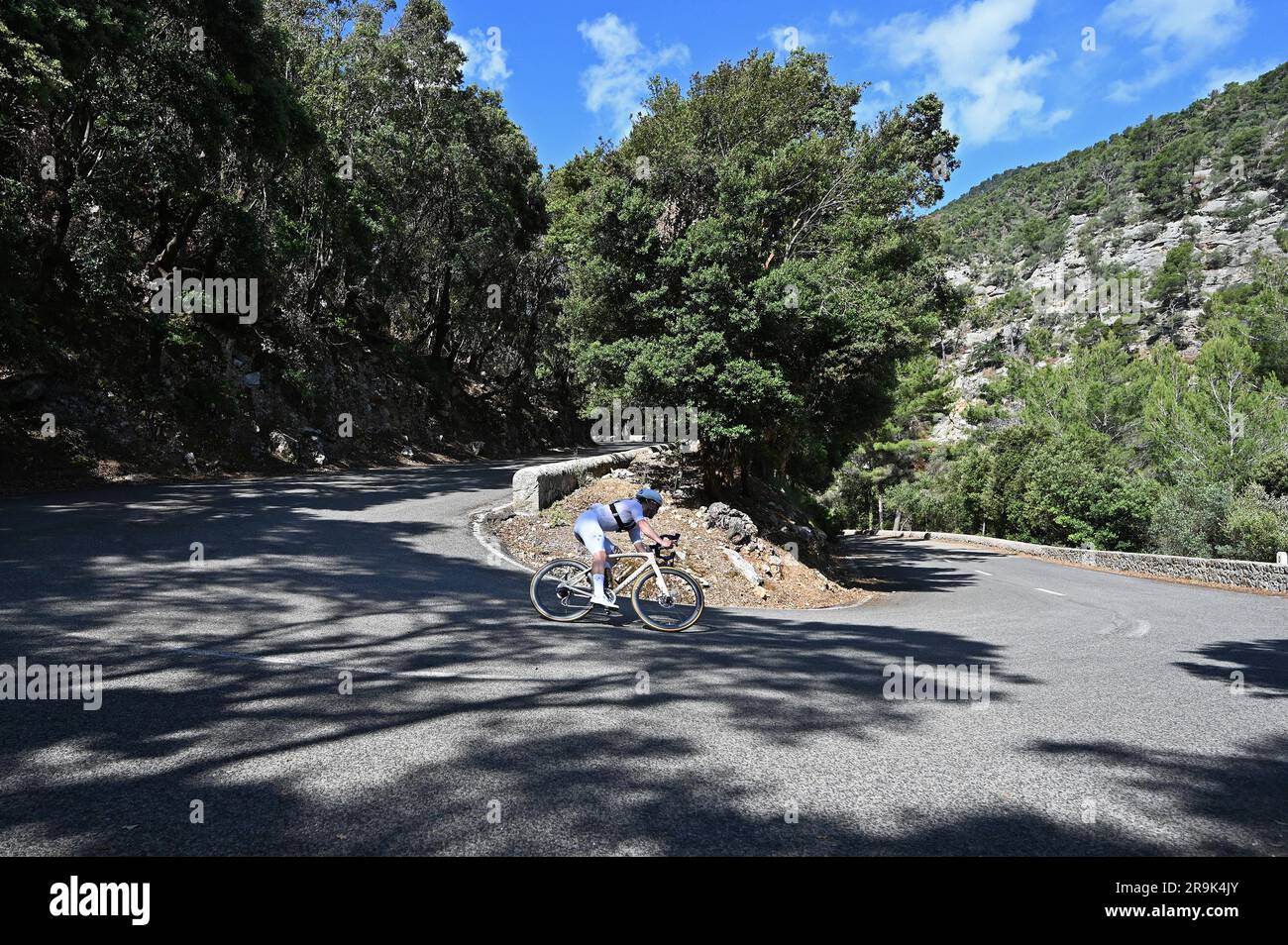 Cycliste sur le Coll de Soller dans les montagnes Tramuntana, Majorque, Espagne Banque D'Images