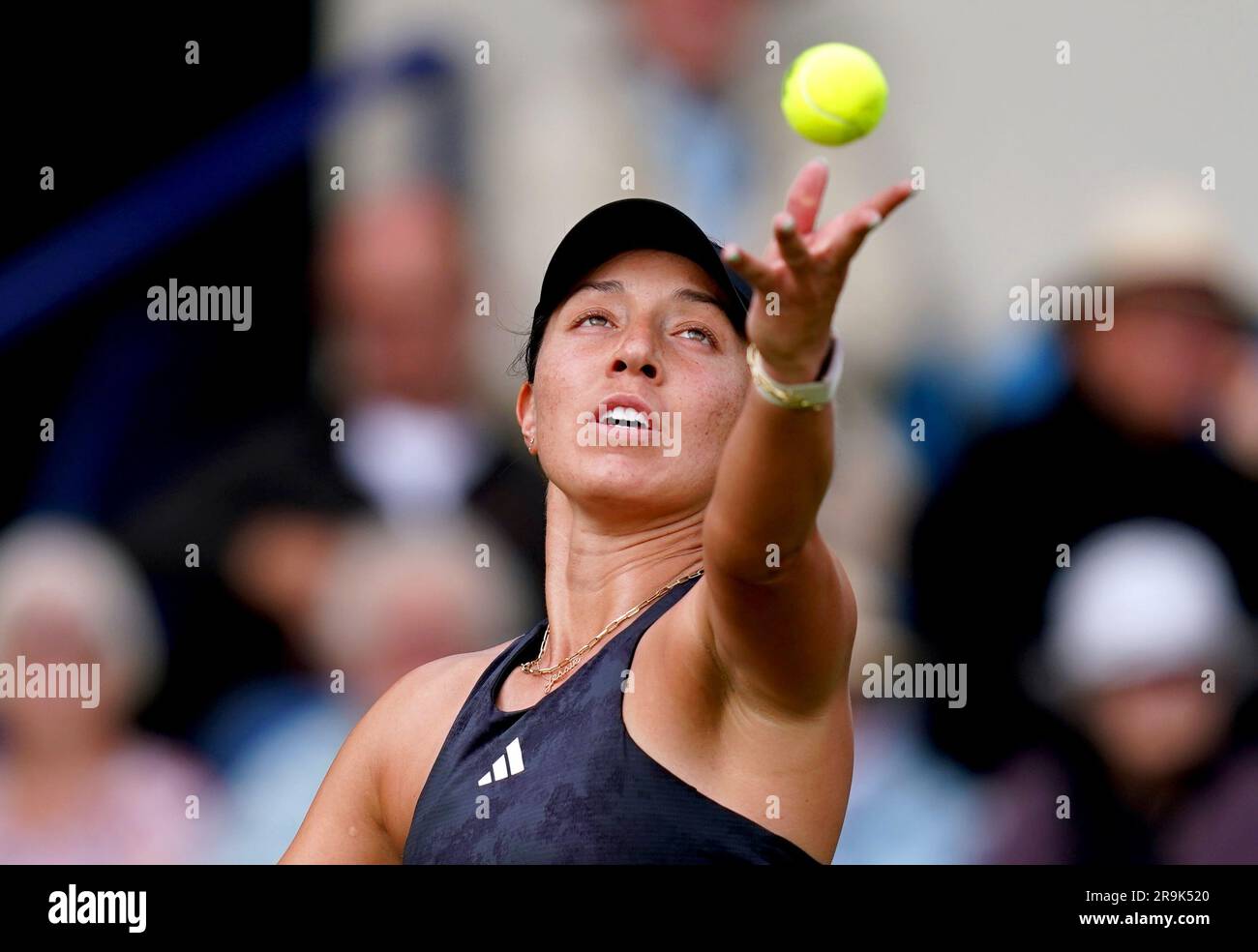 Jessica Pegula sert pendant son match féminin de singles contre Qinwen Zheng le quatrième jour de l'Eastbourne Rothesay International au parc Devonshire. Date de la photo: Mardi 27 juin 2023. Banque D'Images